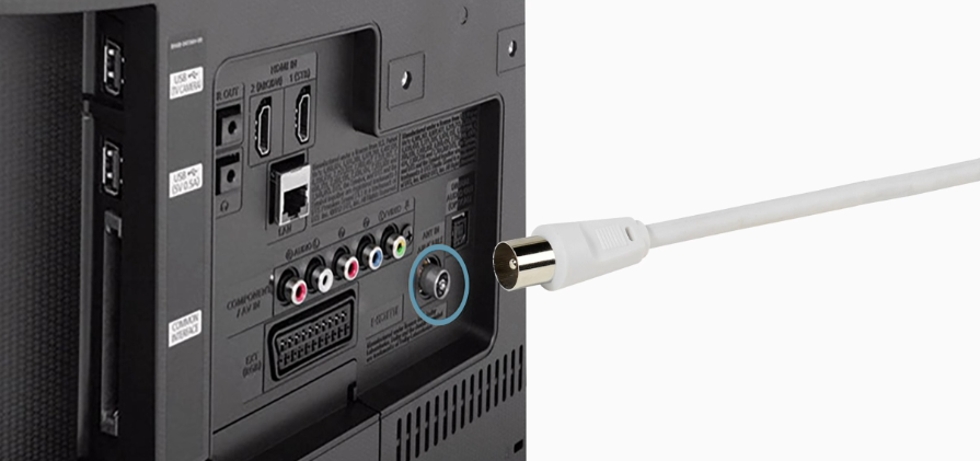 Показан заден панел на телевизор с оградена букса за коаксиален кабел